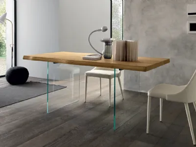 Tavolo rettangolare Meridiano di Altacon con piano in legno e gambe in vetro com