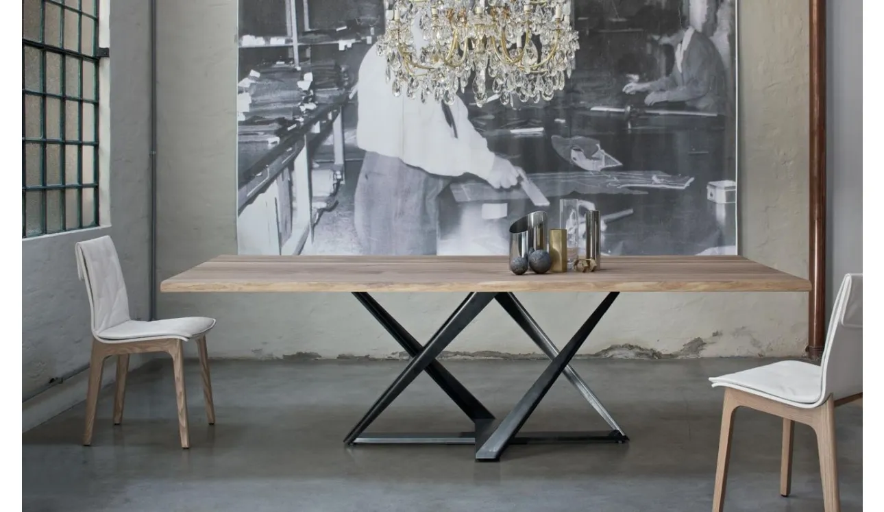 Tavolo Millennium con piano in legno e base in acciaio laccato di Bontempi
