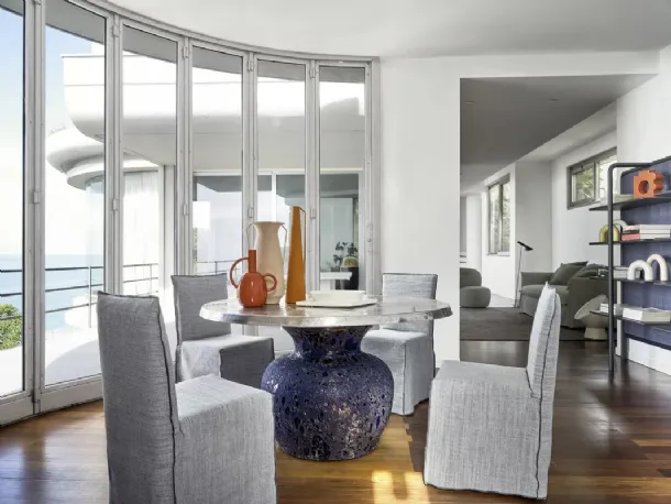 Tavolo Moon 34 con top in fusione di alluminio e base in ceramica di Gervasoni