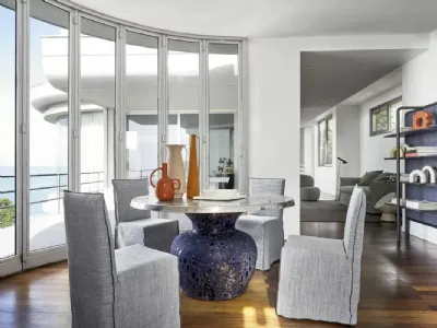 Tavolo Moon 34 con top in fusione di alluminio e base in ceramica di Gervasoni