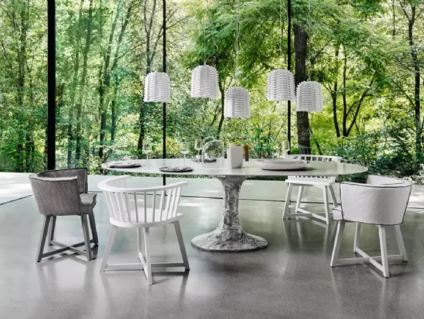 Tavolo Next 137 in marmo con base in fusione di alluminio di Gervasoni
