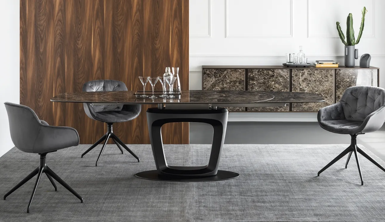 Tavolo ellittico allungabile con piano in ceramica e basamento in poliuretano con piastra in metallo Orbital di Calligaris