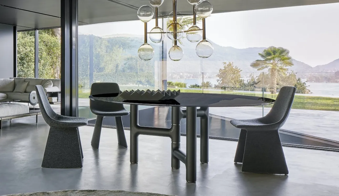Tavolo ovale Pivot in cristallo con base in legno di Bonaldo