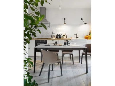Tavolo allungabile con piano in nobilitato pietra piasentina e gambe in legno di faggio grafite Tabla di Connubia