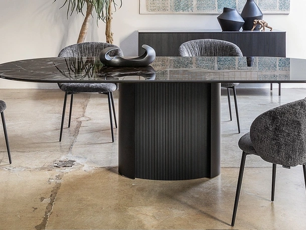 Tavolo Yoroi in ceramica di Calligaris