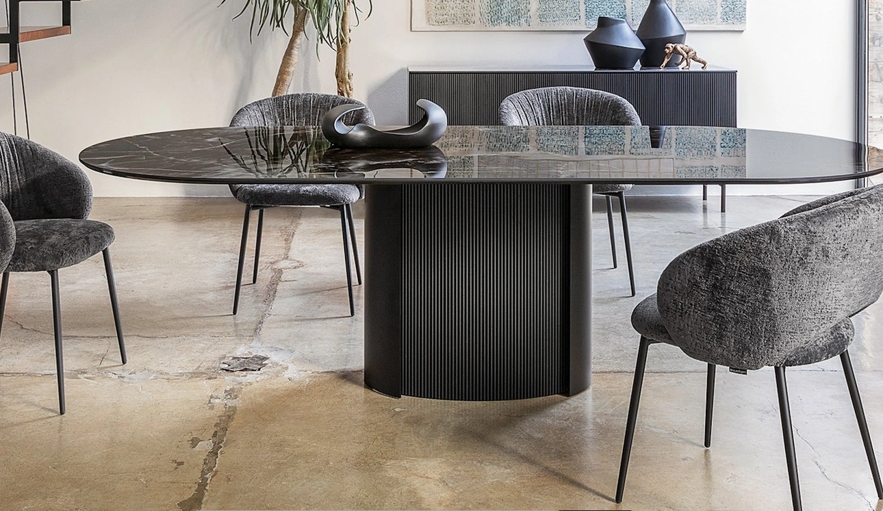 Tavolo Yoroi in ceramica di Calligaris