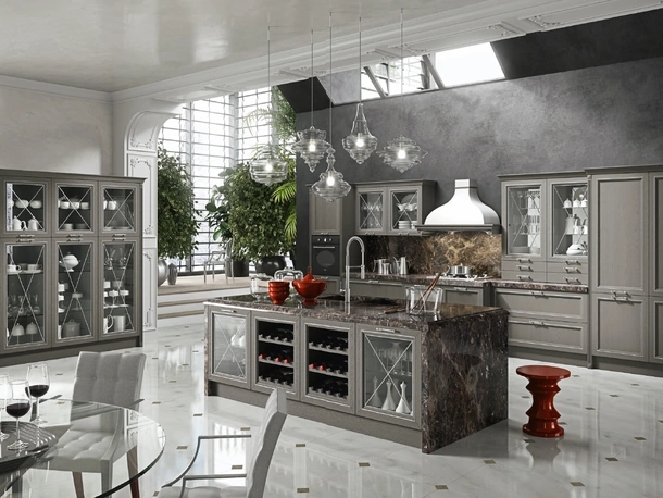 Cucina Classica con isola Magistra in Frassino laccato Titanio decapé con inserto argento di Aran