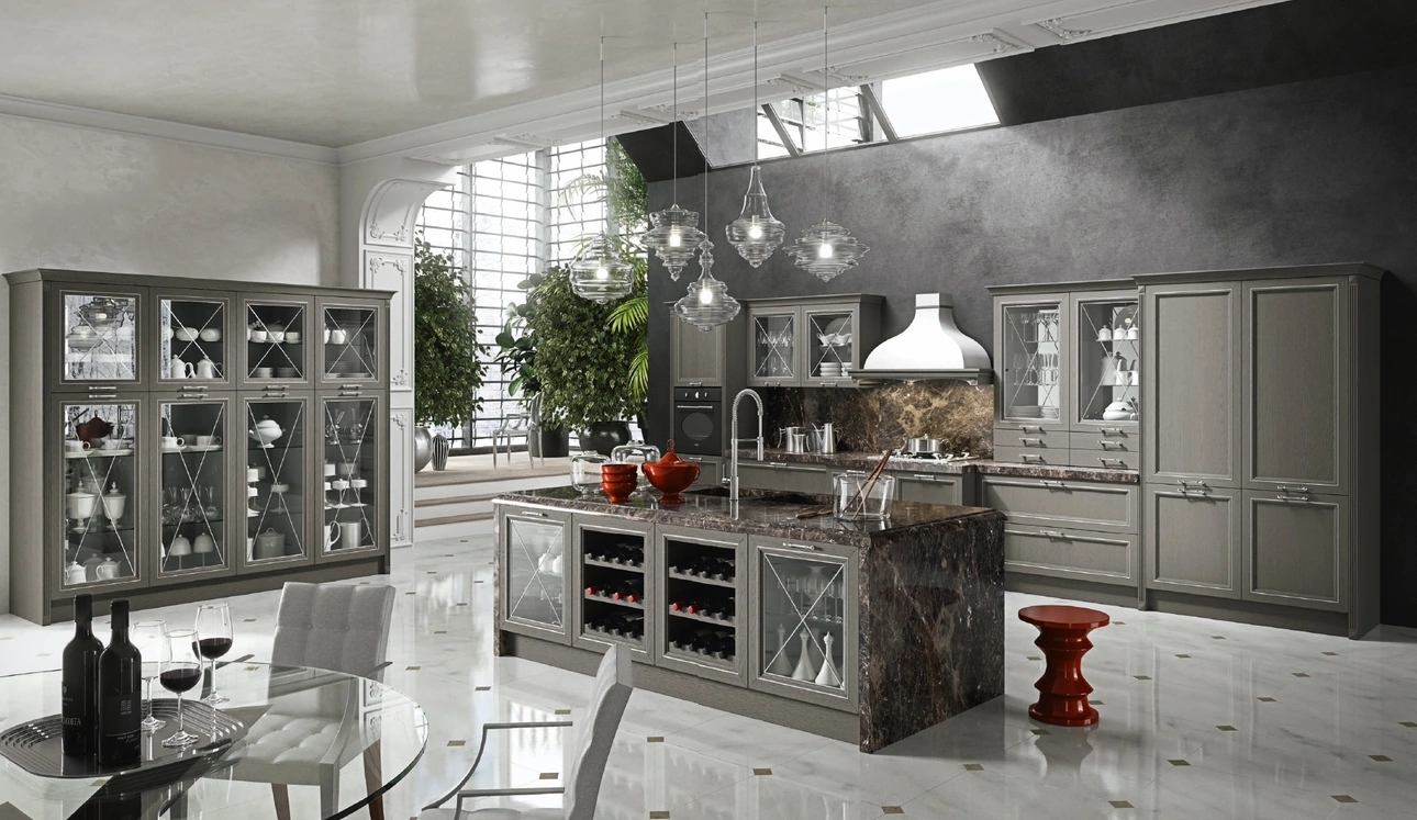 Cucina Classica con isola Magistra in Frassino laccato Titanio decapé con inserto argento di Aran