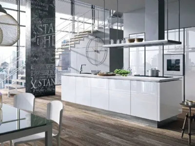 Cucina Design con isola Bijou in vetro Bianco lucido di Aran