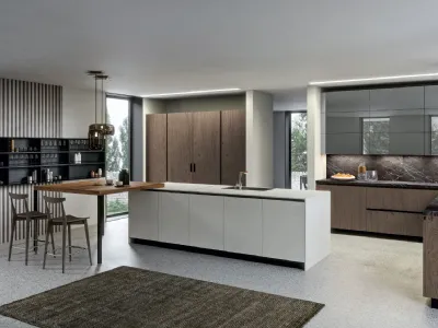 Cucina Design con isola Lab13 in Rovere nodato fumé e vetro bianco opaco di Aran