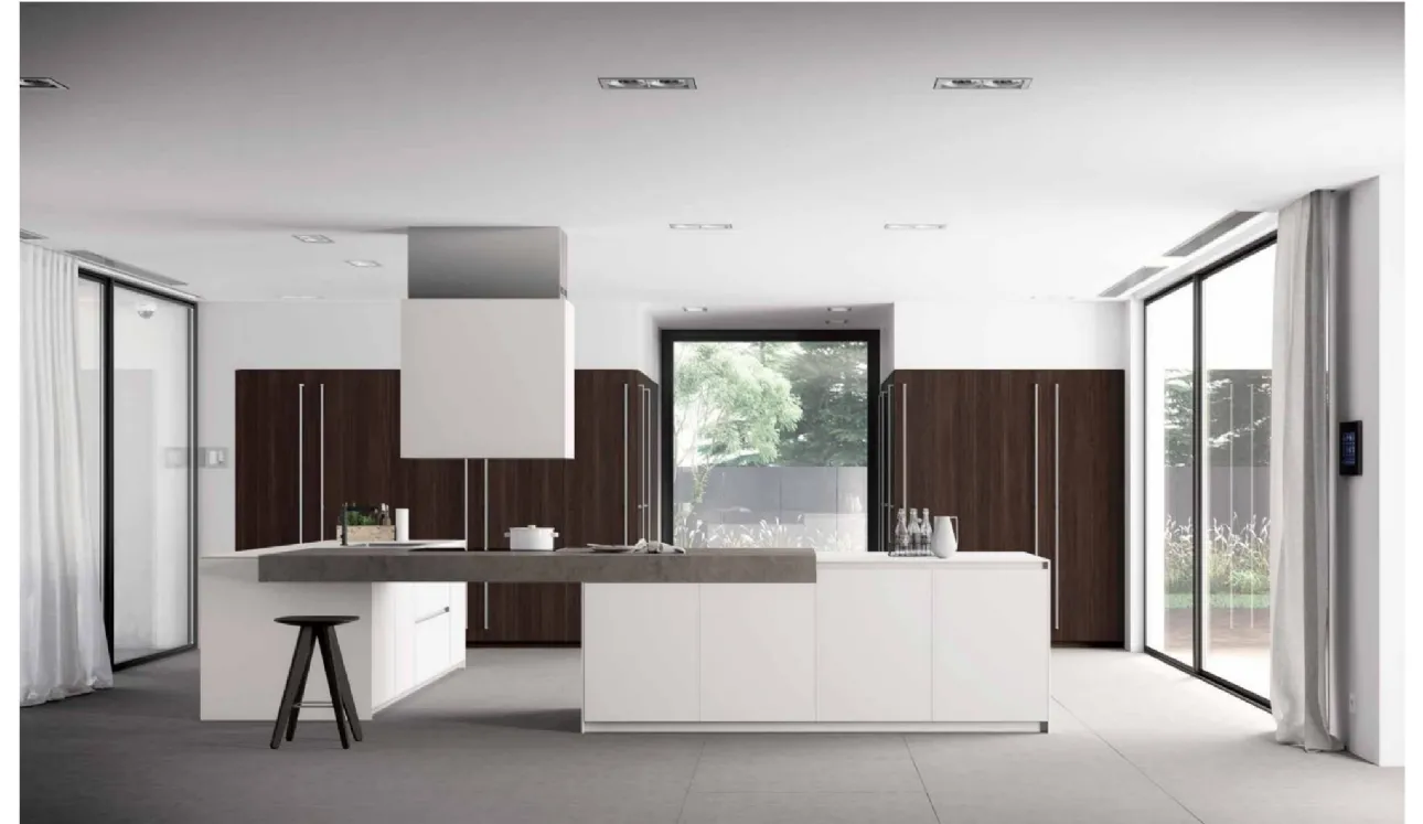Cucina Design con isola MK1 03 in Vetro opaco bianco, Rovere termocotto e top in Gres Fokos Roccia di Nova Cucina
