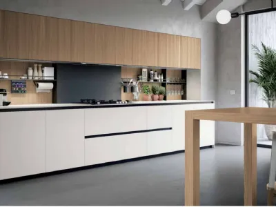 Cucina Design lineare MK1 04 in laccato bianco opaco e Rovere naturale con top in Corian di Nova Cucina