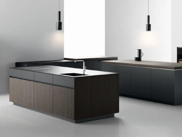 Cucina Design lineare in rovere moro e laccato satinato, con top e vasca integrata in Dekton Domoos Sistemi 4|1|3 di Copat Life