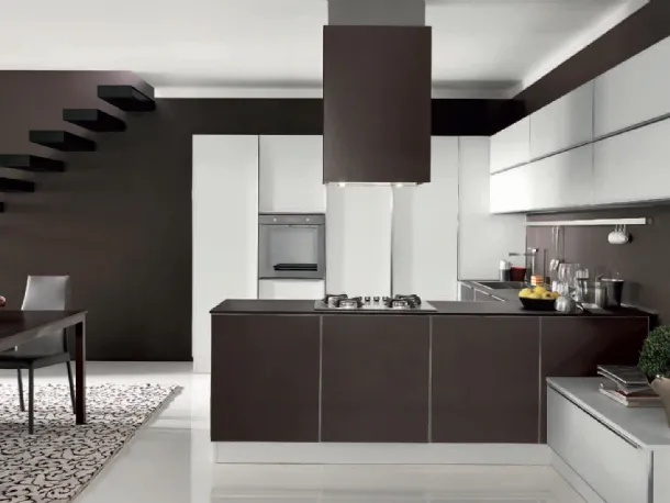 Cucina Design con penisola Volare in Vetro liscio Marrone opaco e Bianco opaco di Aran