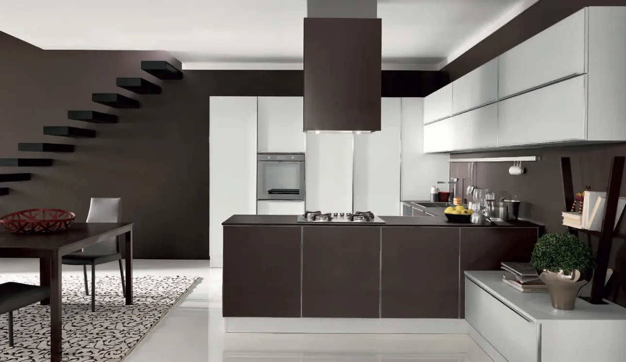 Cucina Design con penisola Volare in Vetro liscio Marrone opaco e Bianco opaco di Aran