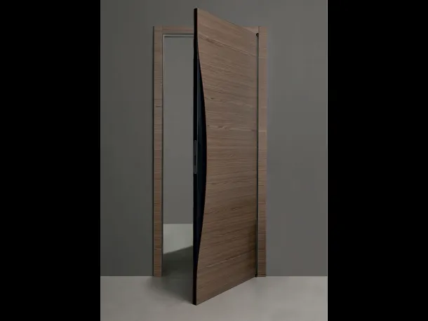 Porta per interni di design in legno noce canaletto con serratura magnetica Blow di Albed