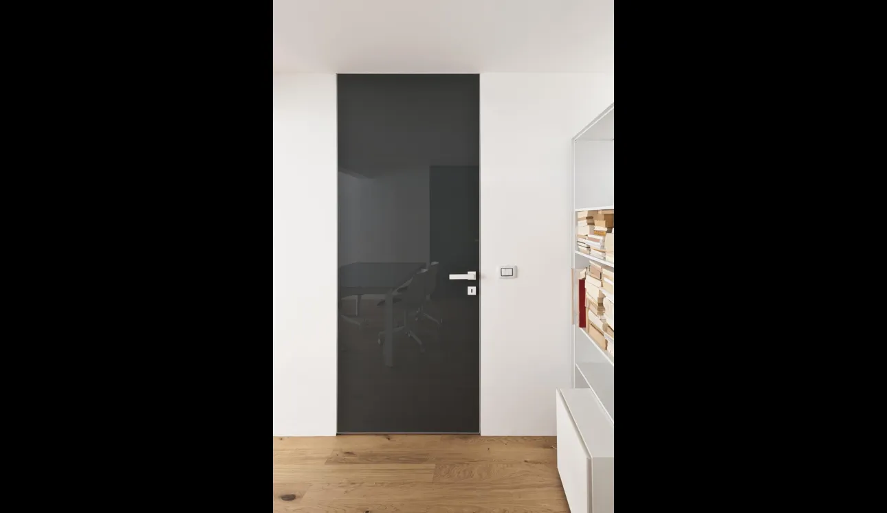 Porta per interni a Filomuro Next in vetro con telaio in alluminio di Albed