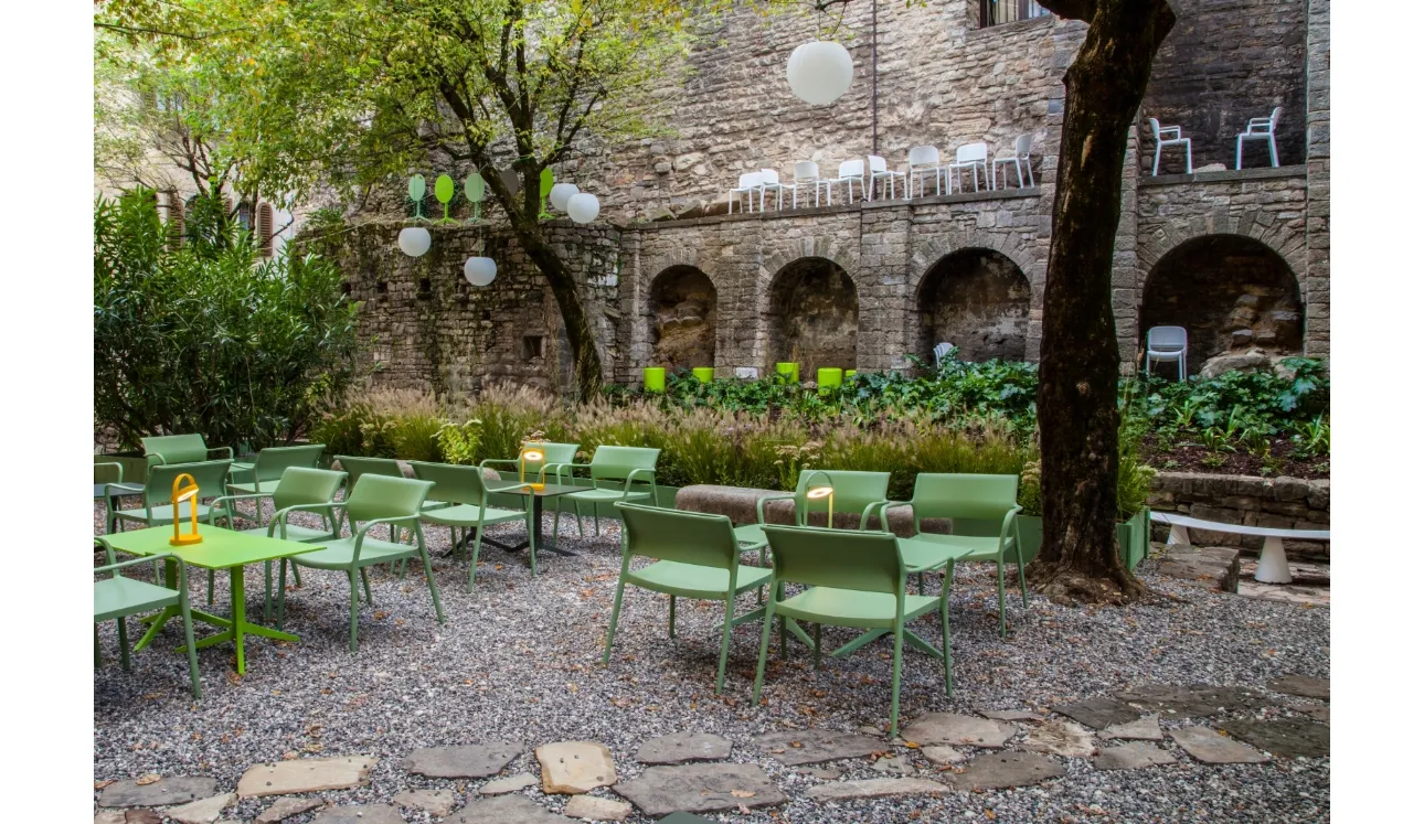 Outdoor Ara in plastica con maniglia posta all’estremità dello schienale di Pedrali