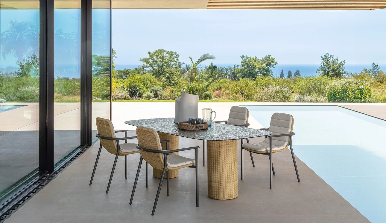 Tavolo in vetro e sedie in midollino Bond di Talenti