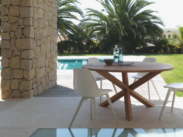 Tavolo rotondo in teak con Sedia bianca in ABS con base in alluminio di Talenti