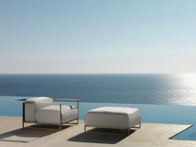 Poltroncina e Pouf Casilda in metallo dorato minimale e tessuto imbottito di Talenti
