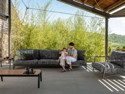 Poltroncina Cottage realizzata in metallo e tessuto imbottito di Talenti