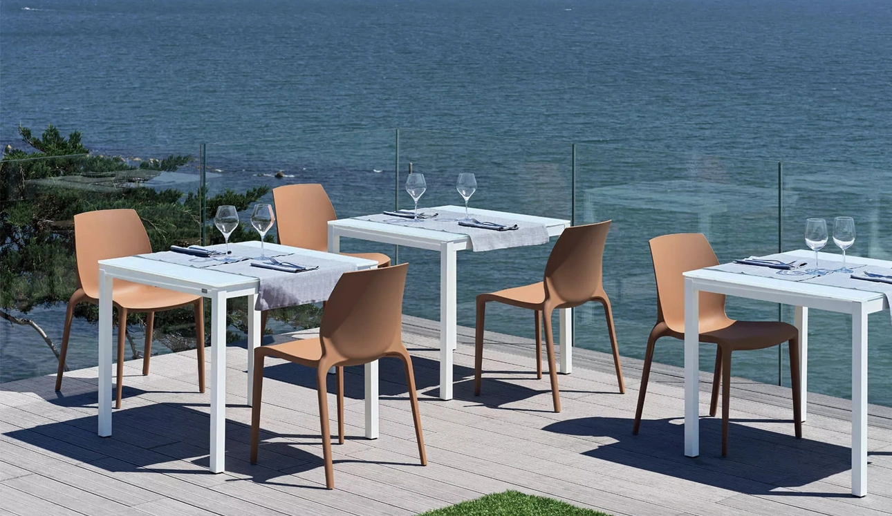 Tavolo Diesis Outdoor con top in vetro di Bontempi