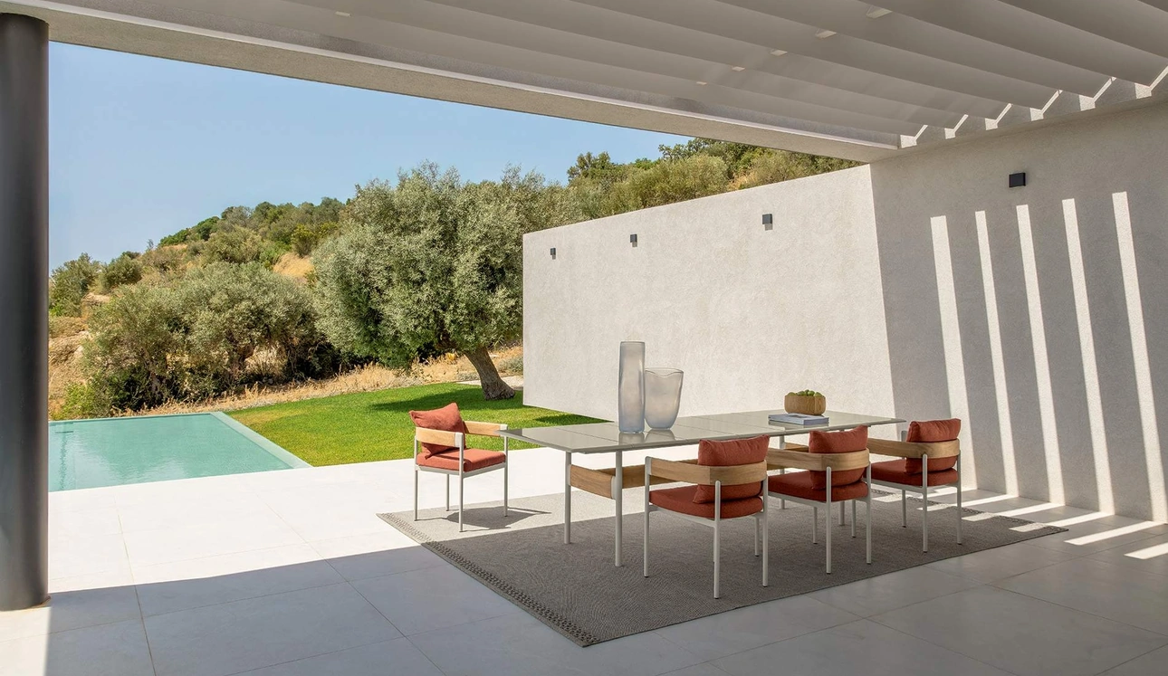 Tavolo in gres e Sedie in legno e tessuto Flow di Talenti