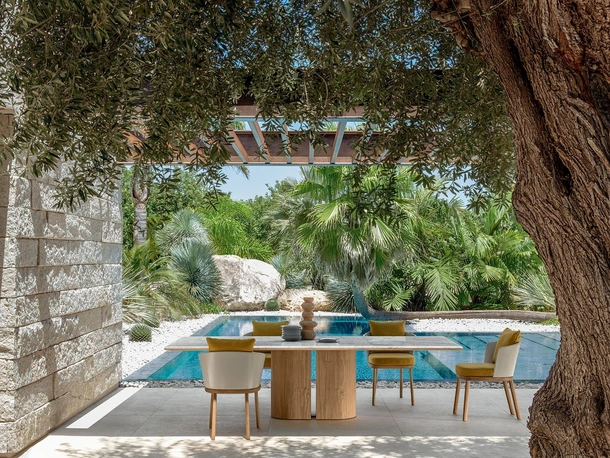 Tavolo in marmo e legno e Sedie in poliuretano e legno Itaca di Talenti