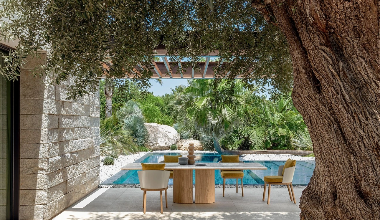 Tavolo in marmo e legno e Sedie in poliuretano e legno Itaca di Talenti