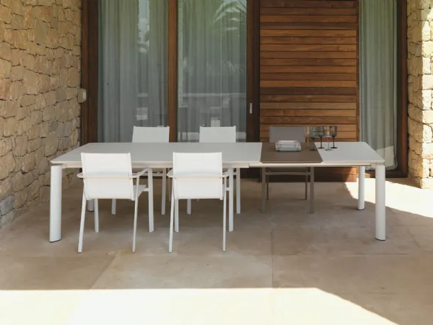 Tavolo in alluminio con top allungabile in gres e Sedie impilabili in alluminio e tessuto impermeabile Milo di Talenti