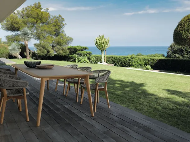 Tavolo in legno di teak e top in hpl con Sedie in teak e alluminio rivestito in corda Moon di Talenti