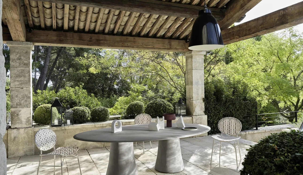 Tavolo Noa in resina spatolata di Gervasoni