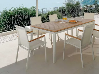 Sedia Timber impilabile con braccioli decorati da inserti in teak su alluminio bianco di Talenti