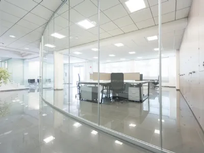 Parete divisoria Ufficio Evo Ultralight in vetro con profili in alluminio di IVM